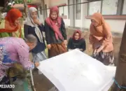 Unila Latih Anggota Darma Wanita Membatik Motif Lampung demi Kelestarian Budaya