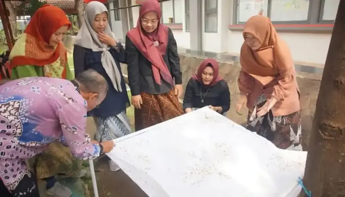 Unila Latih Anggota Darma Wanita Membatik Motif Lampung demi Kelestarian Budaya