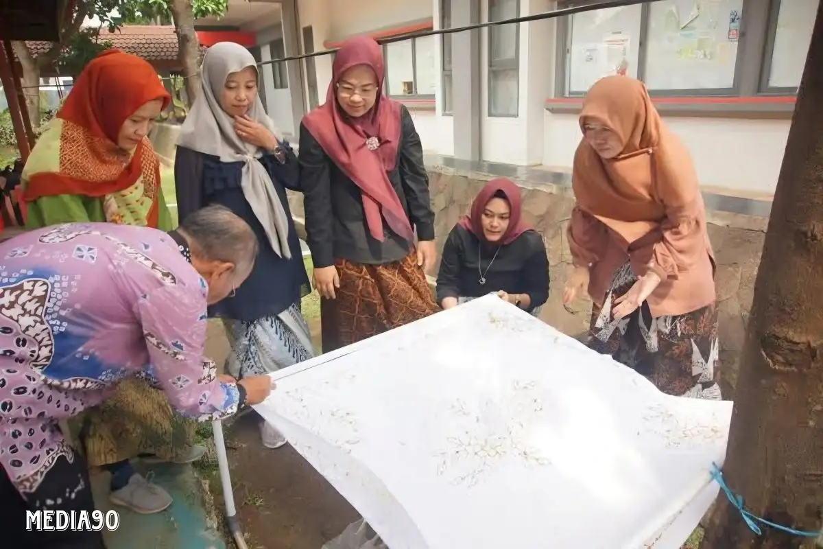 Dukung Kelestarian Budaya, Unila Latih Anggota Darma Wanita Membatik Motif Khas Lampung