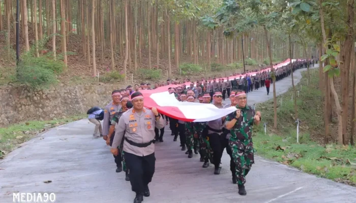 Memperingati HUT RI ke-79, Polresta dan Kodim Bandar Lampung Gelar Kirab dengan Bendera 79 Meter di Bukit Aslan