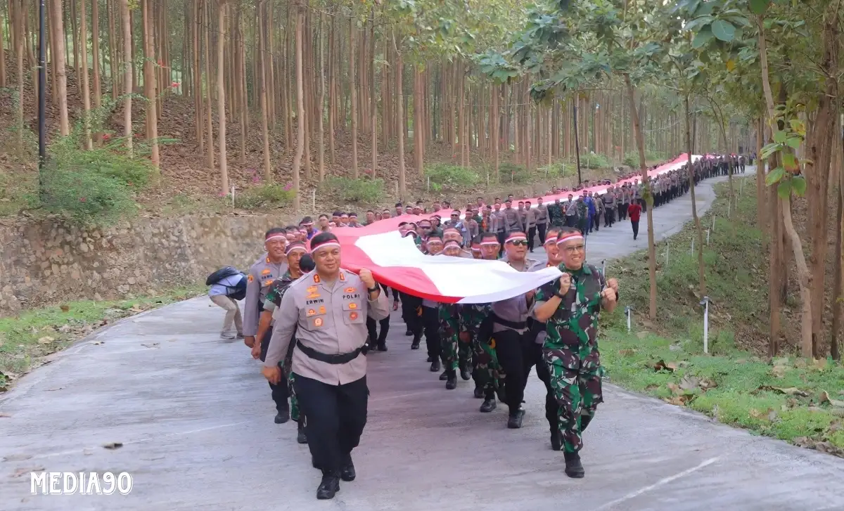 HUT RI ke-79, Polresta dan Kodim Bandar Lampung Kirab Bentangkan Bendera Merah Putih 79 Meter di Bukit Aslan