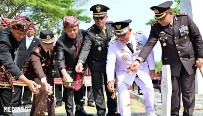 HUT ke-79 RI: Bupati Lampung Selatan Ziarah dan Tabur Bunga di Makam Pahlawan Kalianda