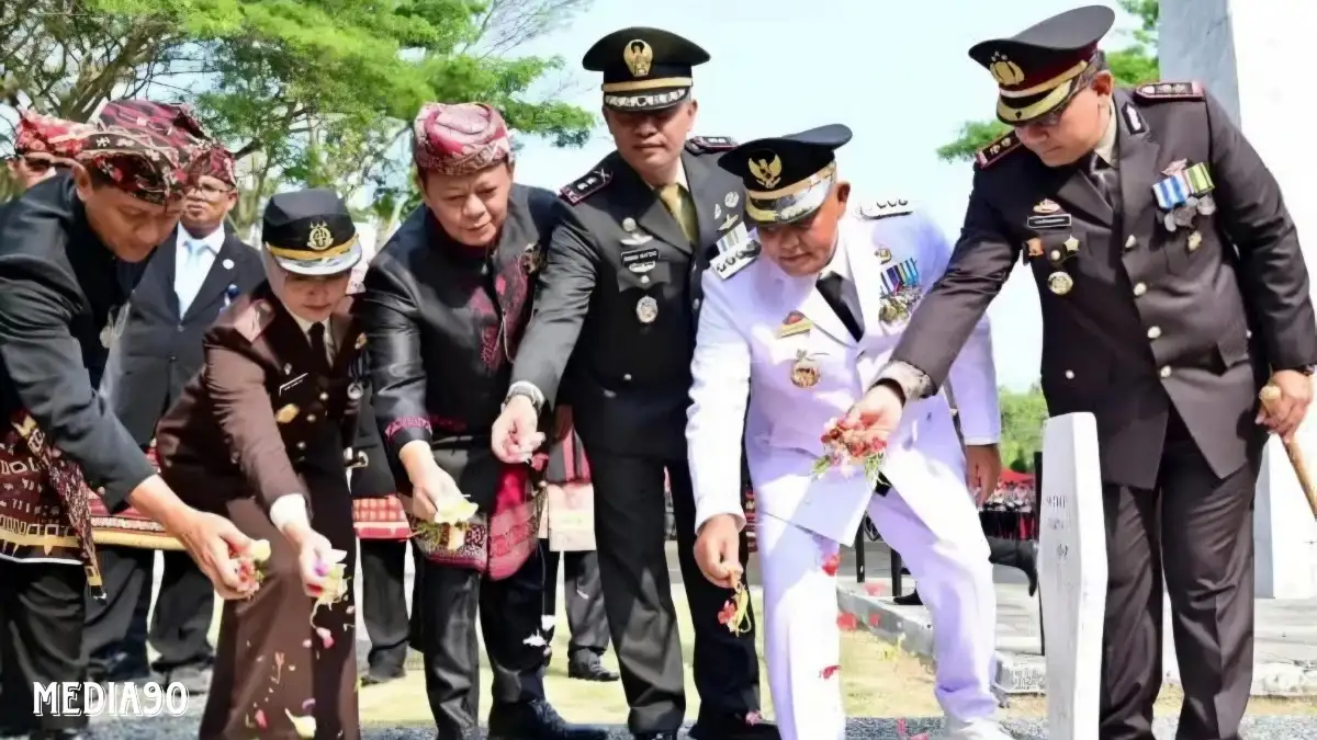 HUT ke-79 RI, Bupati Lampung Selatan Ziarah dan Tabur Bunga di Makam Pahlawan Kalianda