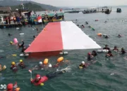 Perenang Lampung Hibur HUT ke-79 RI dengan Rekor Dunia Berenang 8 Km Membawa Bendera Merah Putih Raksasa