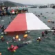HUT ke-79 RI, Perenang Lampung Pecahkan Rekor Dunia Berenang 8 Km Bawa Bendera Merah Putih Raksasa di Laut