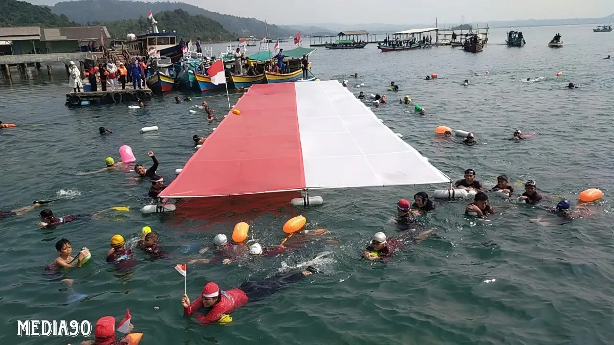 HUT ke-79 RI, Perenang Lampung Pecahkan Rekor Dunia Berenang 8 Km Bawa Bendera Merah Putih Raksasa di Laut