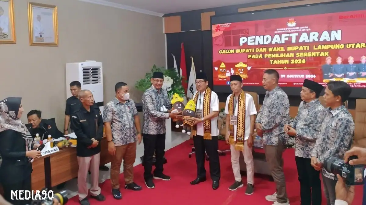 Hamartoni - Romli Resmi Daftar Pasangan Calon Bupati Lampung Utara, KPU Berkas Lengkap, Romli Sudah Mundur dari DPRD