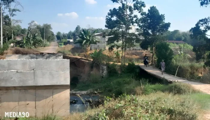 Jembatan Penghubung Kotabaru Jati Agung – Lampung Timur Dua Tahun Rusak, Warga Rutin Swadaya Buat Jembatan Darurat