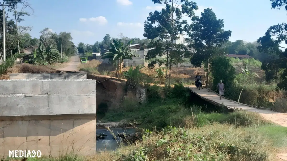 Jembatan Penghubung Kotabaru Jati Agung – Lampung Timur Dua Tahun Ambruk, Warga Hampir Tiap Bulan Swadaya Bikin Jembatan Darurat