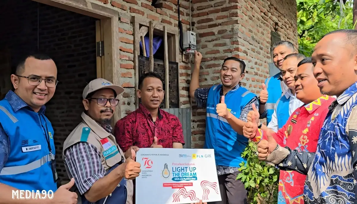 Kado HUT ke-79 RI, Karyawan PLN Lampung Bantu Pasang Listrik Gratis ke 39 Keluarga Prasejahtera di Lampung