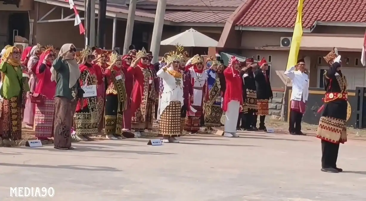 Lestarikan Budaya, Warga Griya Abdi Negara Bandar Lampung Upacara HUT ke-79 RI Berpakaian Adat dan Berbahasa Lampung