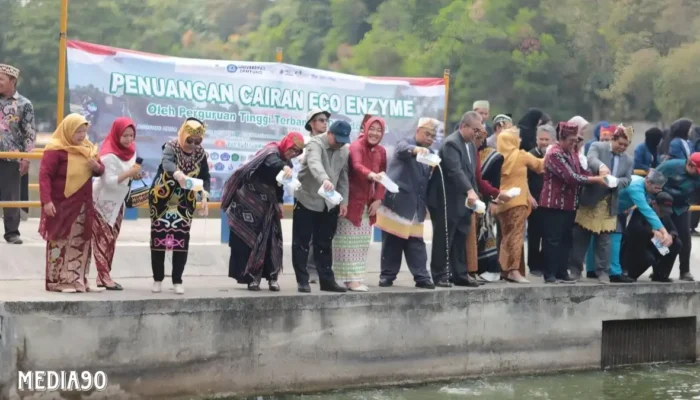 HUT ke-79 RI, Unila Catat Rekor MURI untuk Penuangan Eco Enzyme Terbanyak di Perguruan Tinggi
