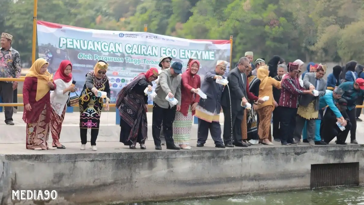 Momen HUT ke-79 RI, Unila Pecahkan Rekor MURI Tuangkan Eco Enzyme Perguruan Tinggi Terbanyak