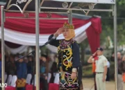 Upacara HUT ke-79 RI: Rektor Unila Berikan Penghargaan kepada Mahasiswa Berprestasi