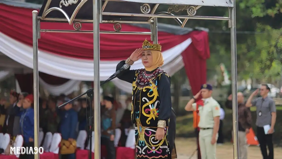 Momen Upacara HUT ke-79 RI, Rektor Unila Beri Apresiasi Penghargaan ke Mahasiswa Berprestasi