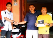 Motor Rusak Setelah Ditabrak Begal yang Dikejar, Polisi Hadiahkan Motor Baru kepada Warga Sukoharjo Pringsewu