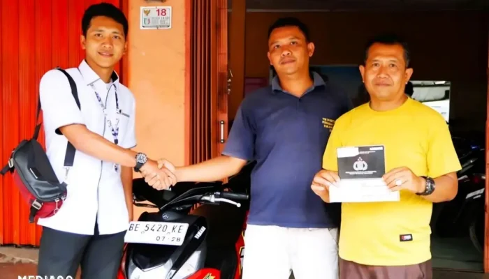Motor Rusak Setelah Ditabrak Begal yang Dikejar, Polisi Hadiahkan Motor Baru kepada Warga Sukoharjo Pringsewu