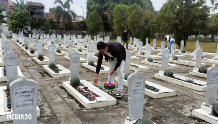Tunas Honda Lampung Ziarah ke Makam Pahlawan dan Beri Bantuan ke Veteran dalam Rangka HUT ke-79 RI