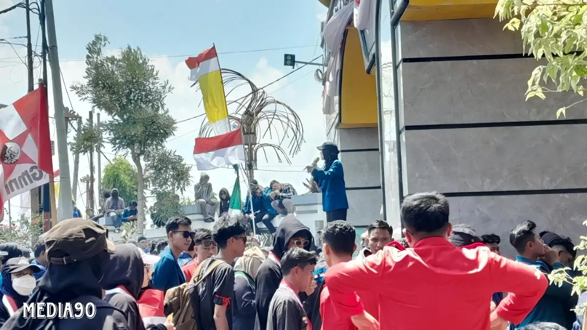 Ribuan Mahasiswa Geruduk Kantor DPRD Lampung, Serukan Kawal Putusan MK Soal Pilkada Hingga Boikot DPR RI