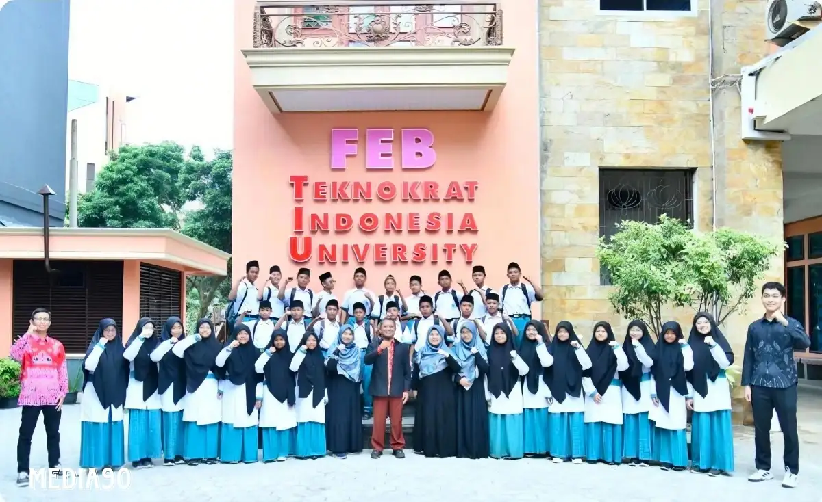 Semangat Siswa SMPIT Auladina Indonesia Belajar Virtual Reality di Universitas Teknokrat Indonesia
