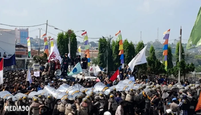 Ricuh di DPRD Lampung: Ribuan Massa Aliansi Lampung Tuntut Tertib dan Ancaman Aksi Lanjutan
