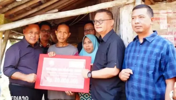 Rumah Tak Layak Huni, Warga Kalianda Terima Bantuan Bedah Rumah dari Pemkab dan Bank Lampung