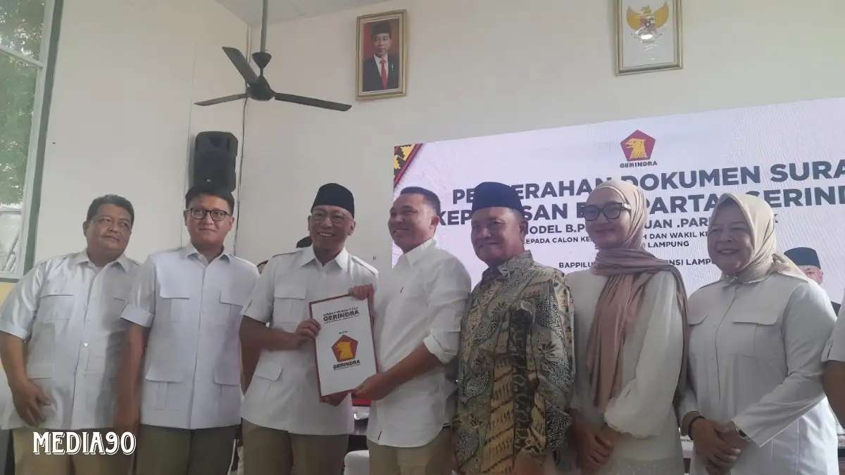 Tunggu Kabar Partai Golkar, Parosil - Mad Hasnurin Daftar Pilkada Lampung Barat ke KPU 28 Agustus 2024