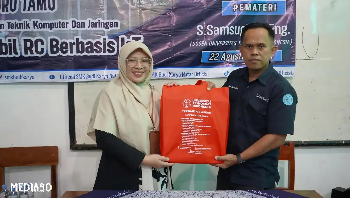 Universitas Teknokrat Indonesia Beri Pelatihan Rakit Mobil Remote Control dan ESP32 di SMK Budi Karya, Natar
