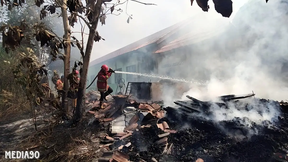 Akibat Kebakaran Sampah, Gedung SMPN 6 Pesawaran di Tegineneng Ludes Terbakar, Uang Rp15 Juta Ikut Ludes