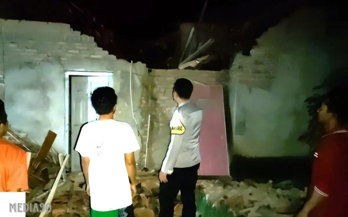 Bruuukkk!!! Tiba-Tiba Rumah Petani di Waysulan Lampung Selatan ini Roboh Rata dengan Tanah