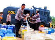 Warga Bandar Lampung Terdampak Kemarau Dapat Akses Air Bersih Melalui Bhabinkamtibmas dan Call Center Polresta 110