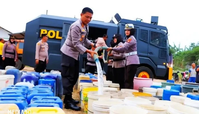 Warga Bandar Lampung Terdampak Kemarau Dapat Akses Air Bersih Melalui Bhabinkamtibmas dan Call Center Polresta 110