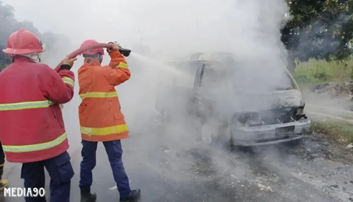 Korsleting Diduga Sebabkan Minibus Terbakar Saat Melaju di Jalan Sukatani Kalianda, Dua Penumpang Mengalami Luka Bakar Serius
