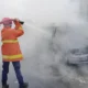 Diduga Korsleting, Minibus Ludes Terbakar Saat Dikendarai di Jalan Sukatani Kalianda, Dua Orang Alami Luka Bakar Serius