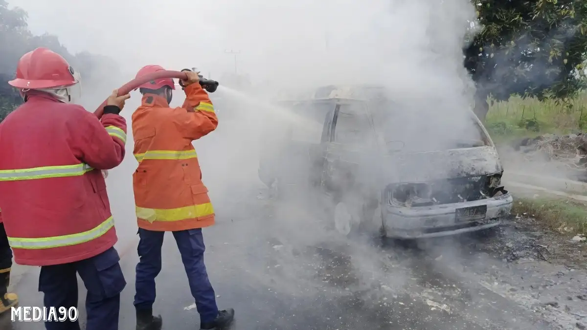 Diduga Korsleting, Minibus Ludes Terbakar Saat Dikendarai di Jalan Sukatani Kalianda, Dua Orang Alami Luka Bakar Serius