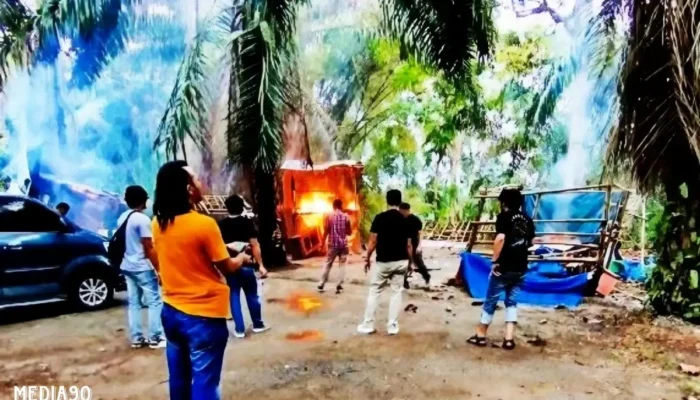 Polisi Musnahkan Gubuk Diduga Jadi Tempat Peredaran Narkoba di Kebun Sawit Gunungsugih Lampung Tengah