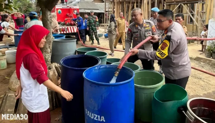 Tersengat Kemarau Dua Bulan, Polres dan Pemkab Lampung Selatan Berikan Bantuan Air Bersih untuk Warga Katibung