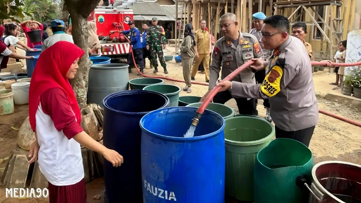 Dua Bulan Kemarau, Polres dan Pemkab Lampung Selatan Salurkan Bantuan Air Bersih ke Warga Katibung