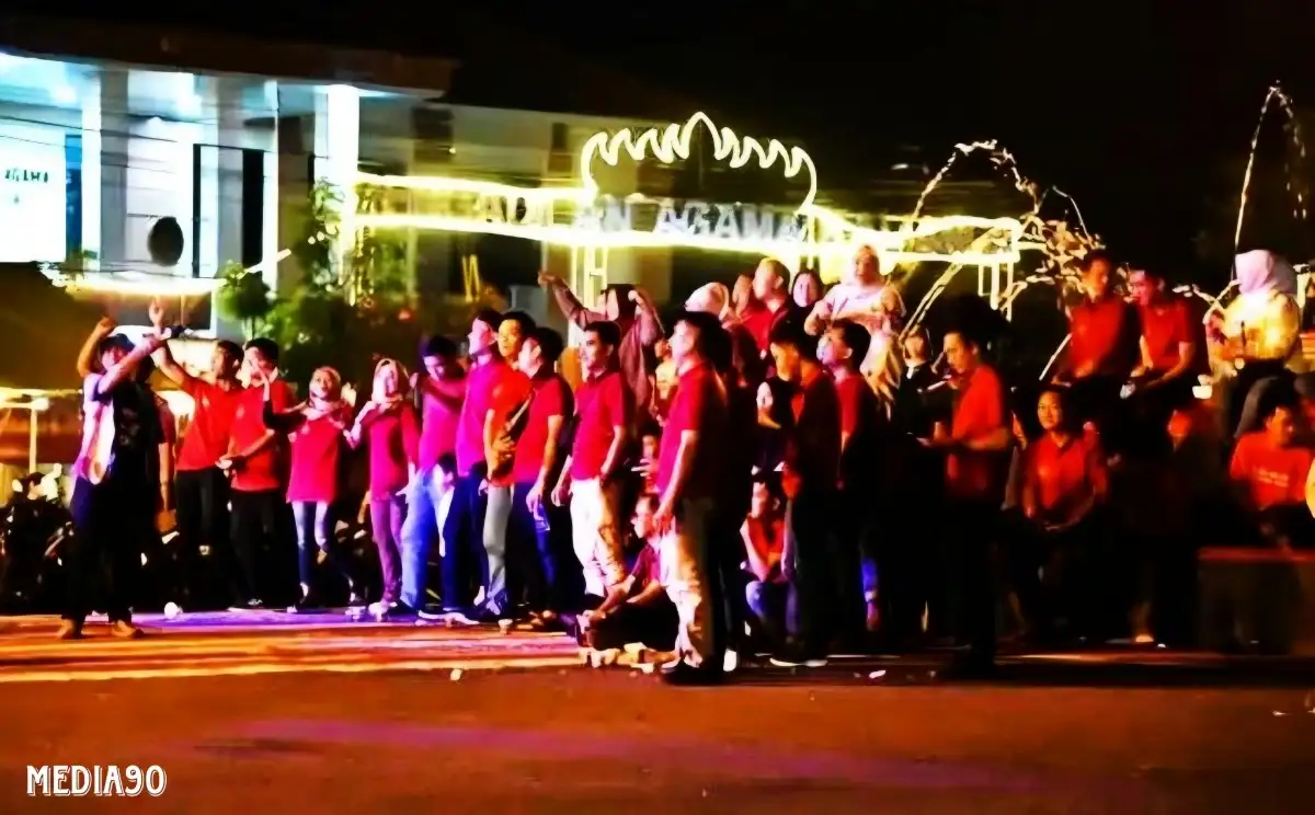 Geliat Malam Kalianda, Bupati Nanang Ermanto Ikut Nikmati Tampilan Band di Bundaran Tugu Pancasila