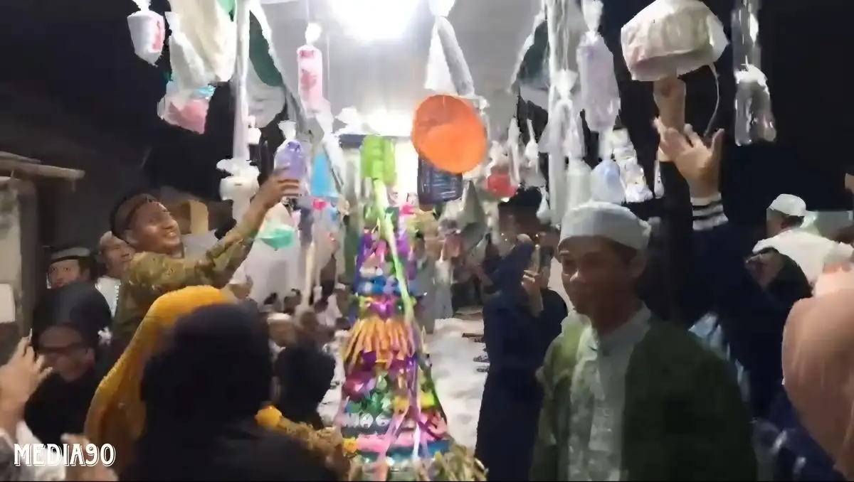Gerebeg Maulid Nabi 2024, Puluhan Warga Griya Abdi Negara Bandar Lampung Berebut Tumpeng, Ayam, Hingga Alat Elektronik