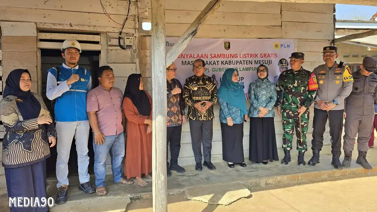 Hari Pelanggan, PLN dan Pj Gubernur Lampung Nyalakan Listrik Gratis ke Warga Pesisir Barat dan Mesuji ini