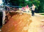 Jembatan Tugu Papak Semaka Tanggamus Rusak Akibat Hujan Deras, Pengendara Terancam Bahaya
