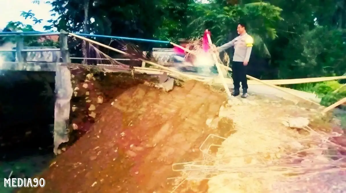 Hujan Deras, Jembatan Tugu Papak Semaka Tanggamus Rusak, Bahayakan Pengendara