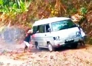 Kerusakan Parah di Jalan Lintas Utama Limau-Bulok Tanggamus Ancam Keselamatan Pengendara