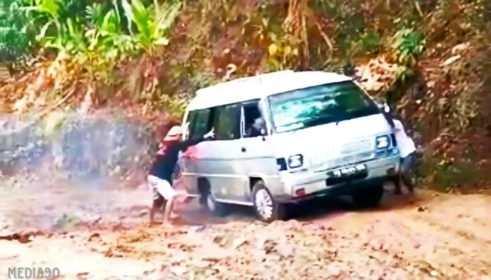 Kerusakan Parah di Jalan Lintas Utama Limau-Bulok Tanggamus Ancam Keselamatan Pengendara