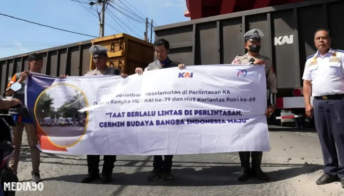 KAI Berkolaborasi dengan Polresta Bandar Lampung untuk Sosialisasi Budaya Taat Berlalu Lintas di Perlintasan Kereta
