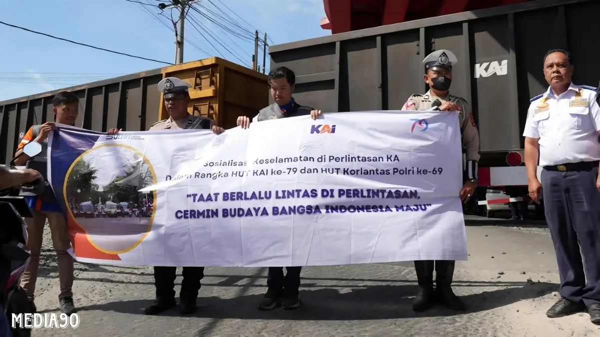 KAI Gandeng Polresta Bandar Lampung Sosialisasikan Budaya Taat Berlalu Lintas di Perlintasan Kereta