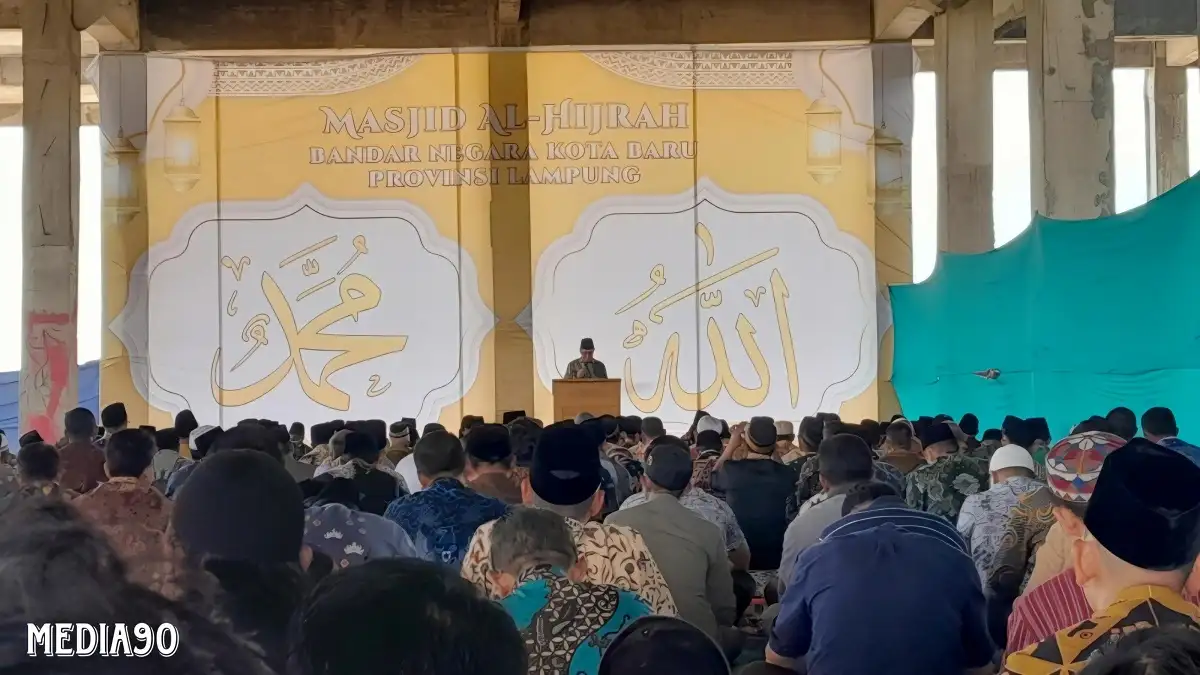 Komit Lanjutkan Pembangunan, Pj Gubernur dan Pejabat Pemprov Lampung Salat Jumat Perdana di Masjid Agung Kota Baru