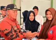 Bupati Nanang Ermanto Serahkan KTP Langsung kepada Siswa dan Warga di MAS Daarul Ma’arif Natar