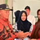 Layanan Jemput Bola, Bupati Nanang Ermanto Serahkan KTP ke Siswa dan Warga di MAS Daarul Ma’arif Natar